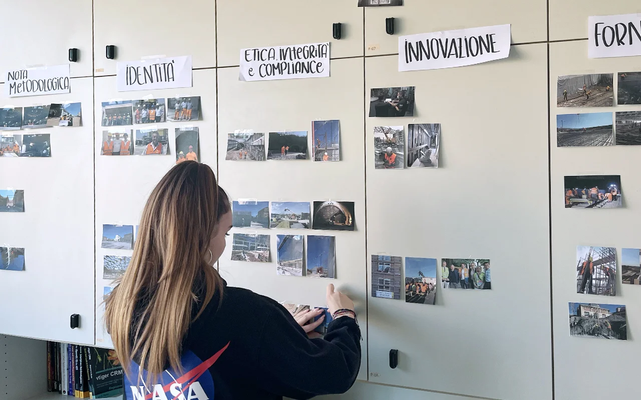 Dopo aver stampato e rifilato le foto, Giulia comincia a disporle secondo i capitoli del Bilancio di Sostenibilità CMB