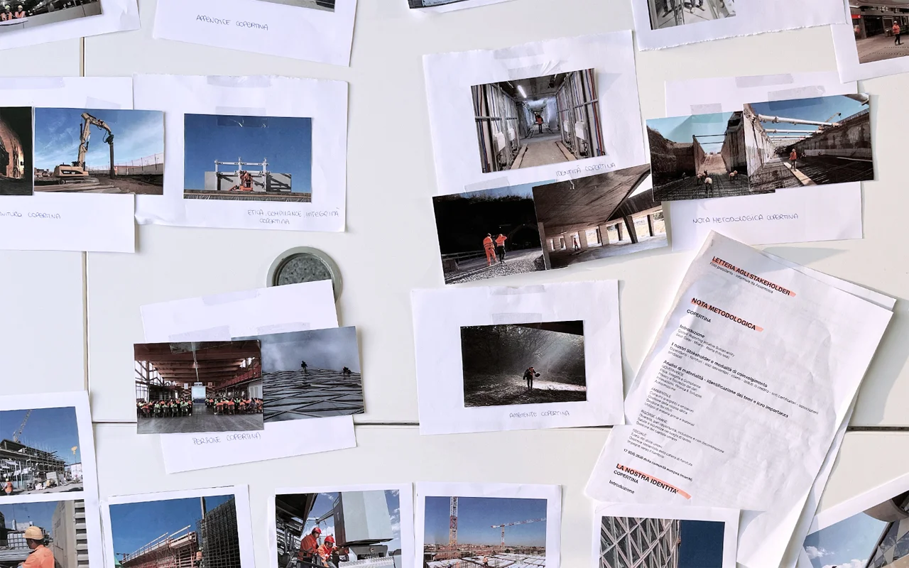 La parete armadiata utilizzata per la disposizione delle fotografie stampate