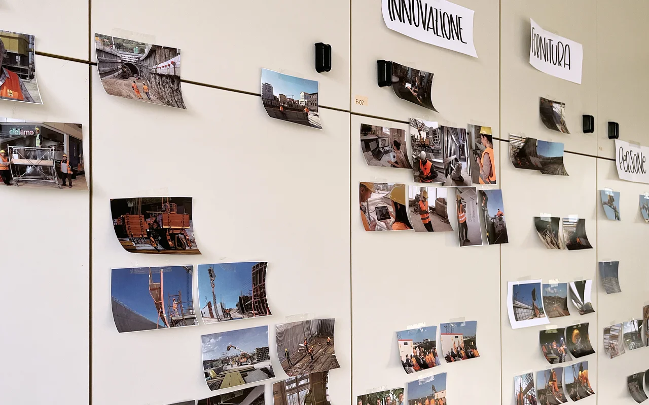 La parete armadiata utilizzata per la disposizione delle fotografie stampate